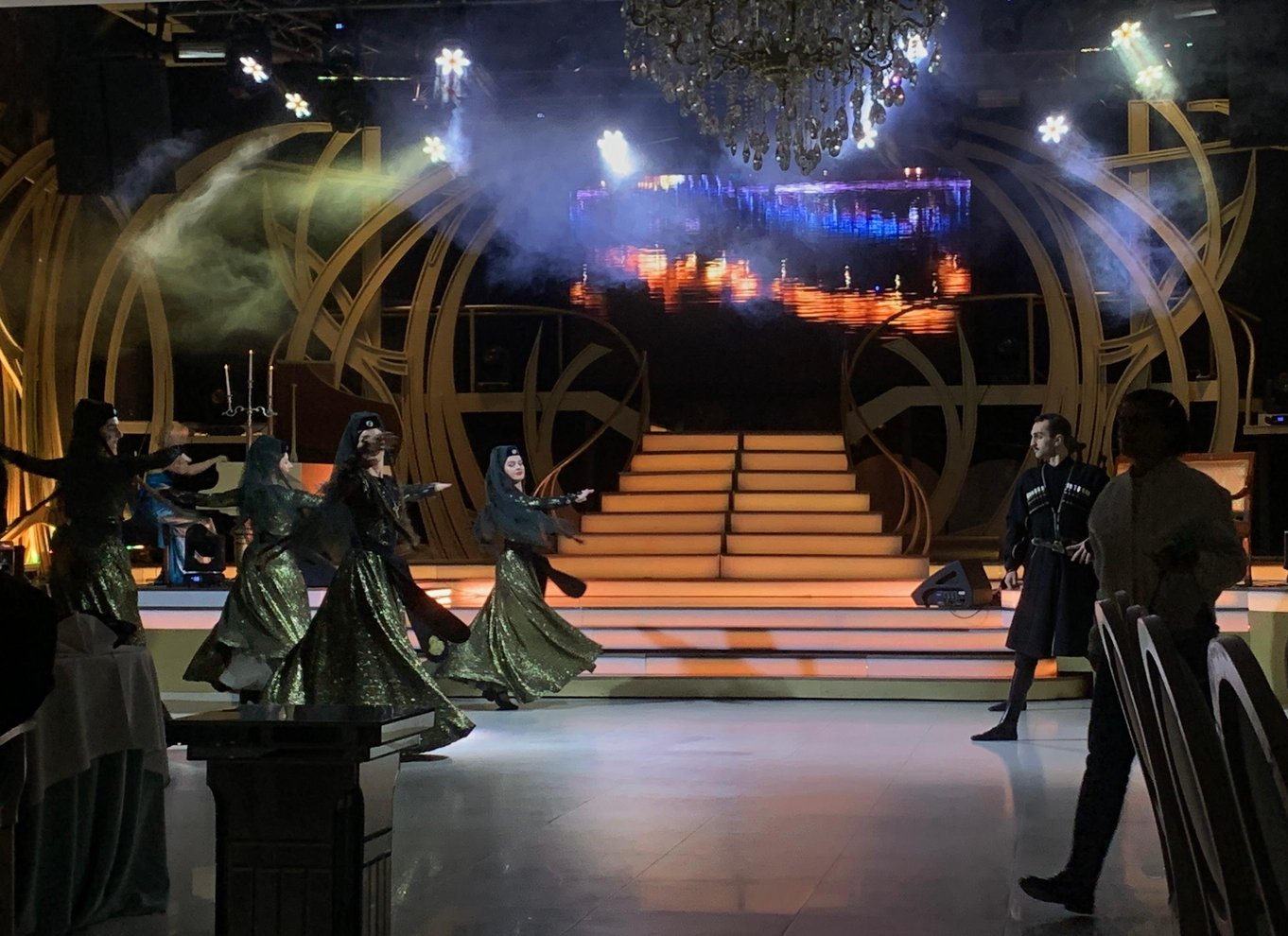 Tbilisi: georgisk middag, danseshow og afhentning på hotellet