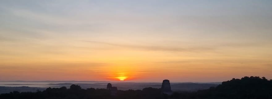 Da Flores: Tour archeologico all'alba di Tikal