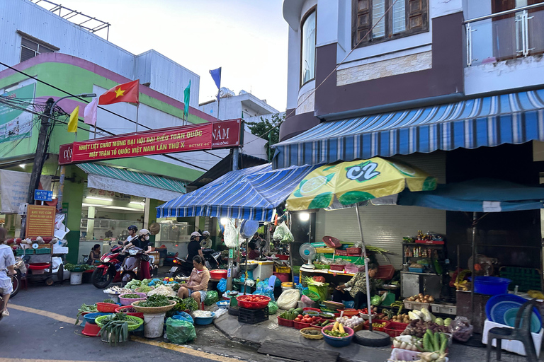 Da Nang: Tour gastronomico serale in motocicletta