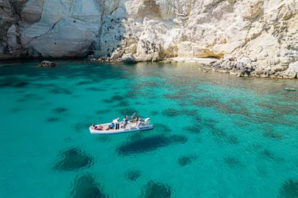 Cagliari: Zodiac Speedboat Tour mit 3 Stopps zum Schnorcheln