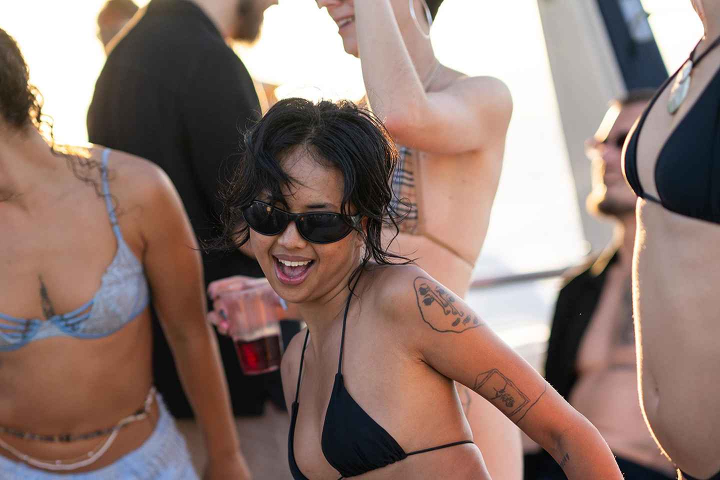 Ibiza: Fiesta en barco al atardecer con bebidas ilimitadas y DJ