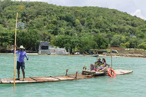 Montego Bay/Negril: Bamboo Rafting-Zipline-Catamarã