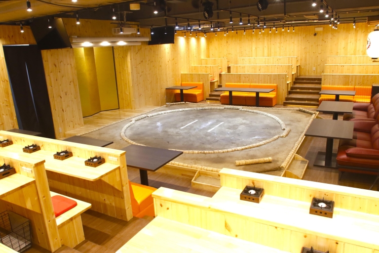 Tokio: Sumo-Erlebnis mit Chicken Hot Pot und ein FotoVVIP Sofa-Sitzplätze in der vorderen Reihe