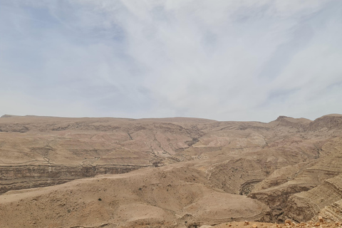 Muscat: Fins View, Wadi Jahal & Bimmah Tour