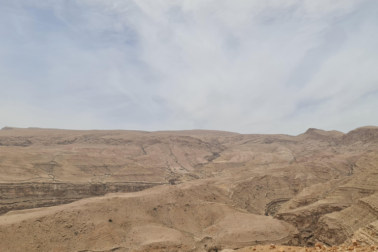 Muscat: Fins View, Wadi Jahal & Bimmah Tour