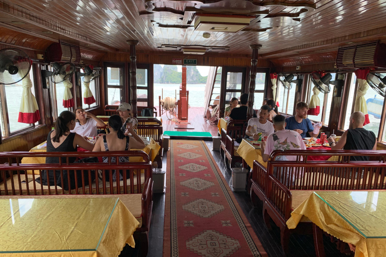 Depuis Hanoi : Croisière dans la baie d&#039;Halong avec déjeuner et transferts