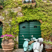 Erkunde die sanften Hügel von Lucca auf einer Vespa 125 Primavera