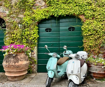 Esplora le colline lucchesi in sella a una Vespa 125 Primavera