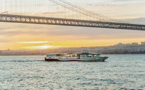 Lisbon: Tagus River Sunset Cruise with Wine and Snack