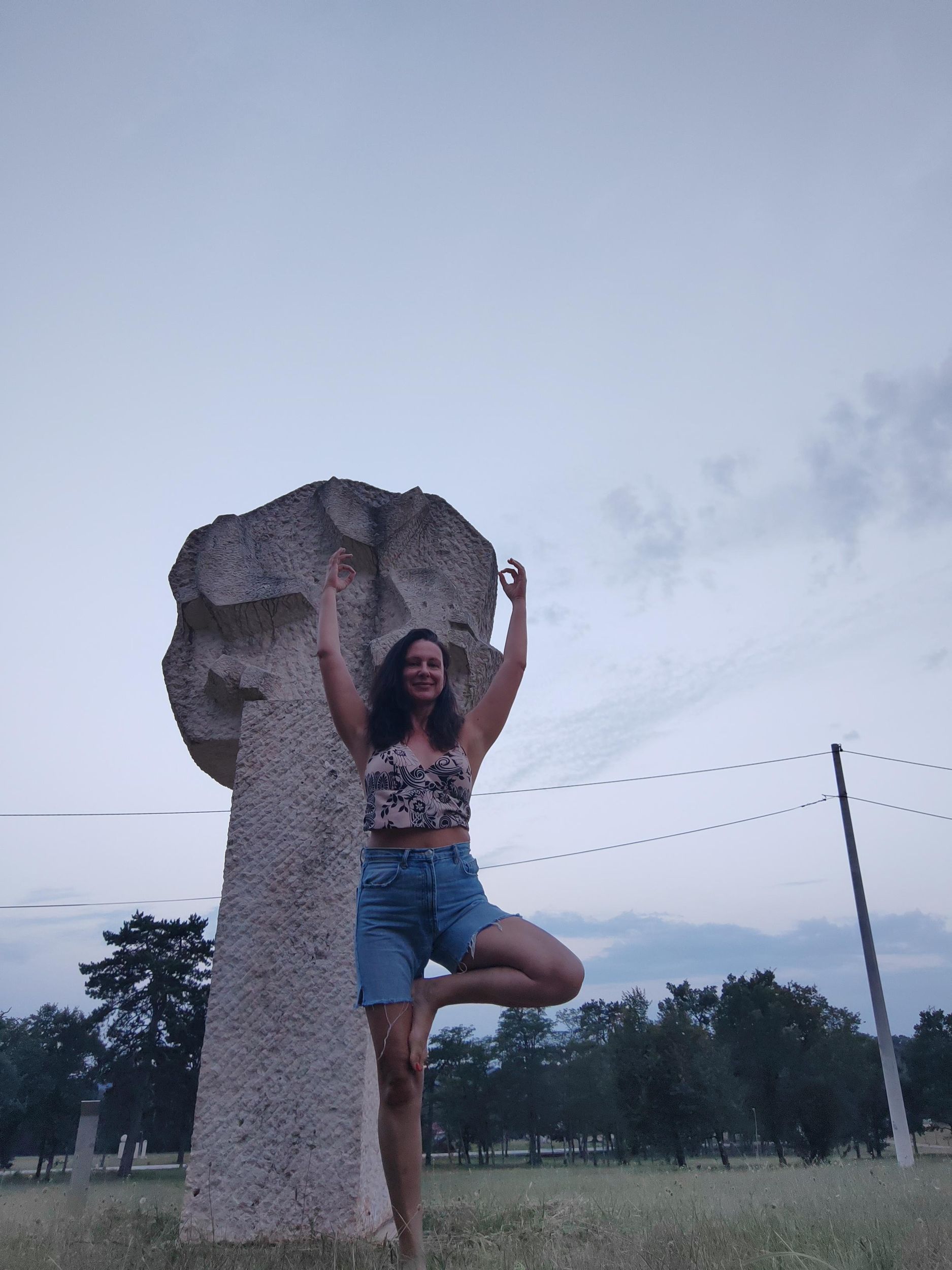 Yoga-Session in einem zeitgenössischen Skulpturenpark