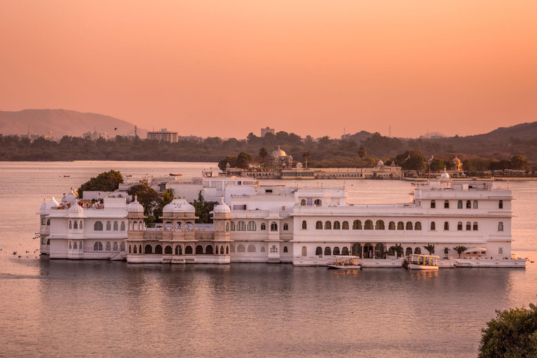 Udaipur: 8-Hour Private Sightseeing Tour by Auto with Guide