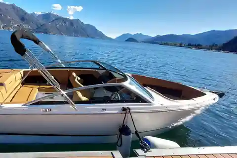 2,5 horas de passeio de barco de limusine e natação na Ilha Comacina