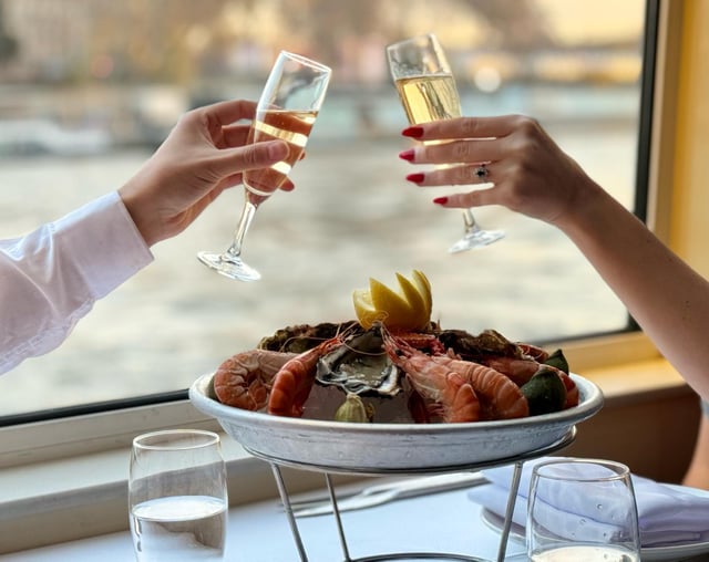 Paris : Mittagessen auf der Seine vom Eiffelturm aus