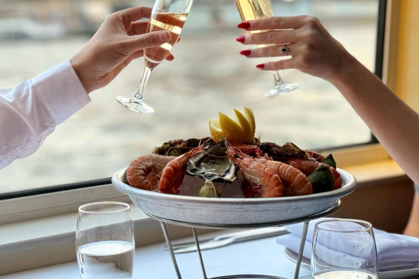 Paris : Seine River Lunch cruise from Eiffel Tower