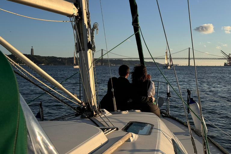 لشبونة: رحلة بحرية رومانسية عند غروب الشمس مع النبيذ والتاباس البرتغالي