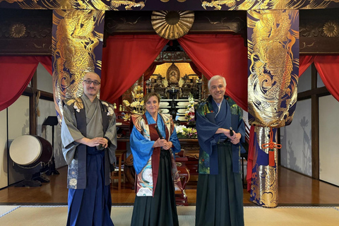 Kanazawa: Samurai Swordsmanship Lesson at a rented temple