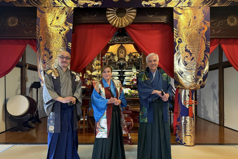 Kanazawa: Samurai Swordsmanship Lesson at a rented temple