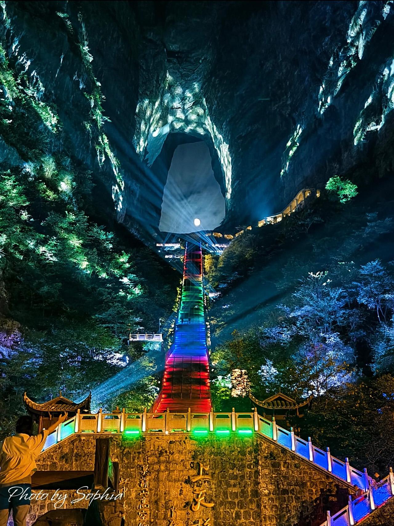 Nächtliche Tour von Chongqing nach Zhangjiajie mit Zugticket