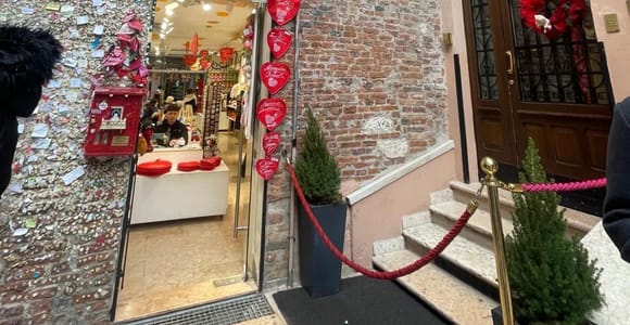 Verona: Photo Scavenger Hunt in the Historic Old Town