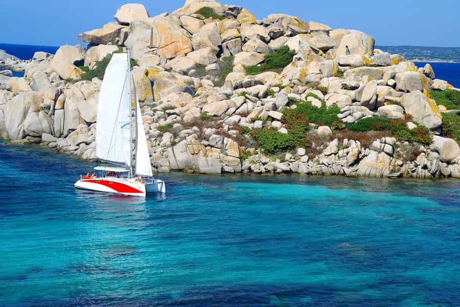 Bonifacio: Katamaranfahrt mit Schnorcheln auf den Lavezzi-Inseln. Foto: GetYourGuide