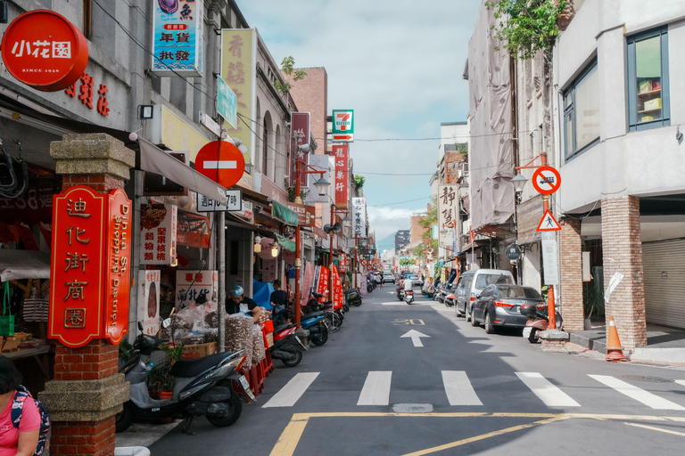 Taipei: Dadaocheng & Dihua Street & Temple Walking Tour