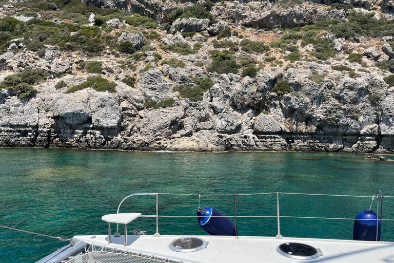 Rhodos: Dagtocht met catamaran met eten en drinkenRhodos: Catamaran cruise van een hele dag met eten en drinken