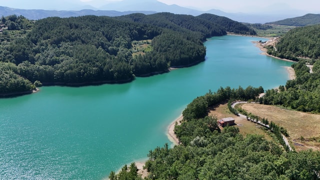 Ab Tirana/Elbasan: Funari-See, Wandern, Schwimmen, Kajakfahren