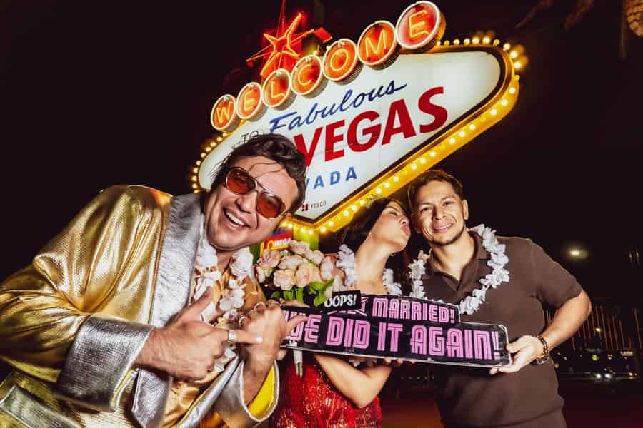 Las Vegas: Goldene Elvis-Gelübdeerneuerung oder Hochzeit am Welcome Sign. Foto: GetYourGuide
