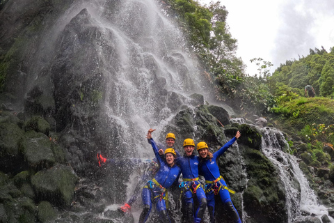 São Miguel: esperienza di canyoning nella Ribeira dos CaldeirõesSão Miguel: Esperienza di canyoning nella Ribeira dos Caldeirões