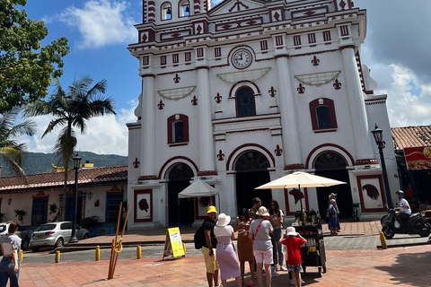 Visita Guatape e aldeias, passeio de barco com pequeno-almoço e almoço Medellin