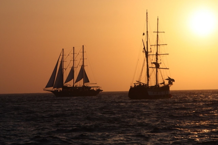 Santorin: Vulkan-Bootstour bei SonnenuntergangSunset Cruise mit Hot Springs & Abendessen in Thirassia