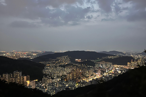 Seul: Nocna wycieczka z przewodnikiem na górę InwangsanSeul: Nocna wycieczka z przewodnikiem po górze Inwangsan