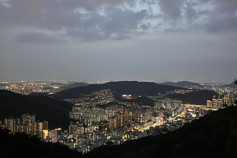 Seul: Nocna wycieczka z przewodnikiem na górę InwangsanSeul: Nocna wycieczka z przewodnikiem po górze Inwangsan