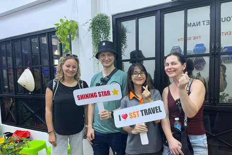 HCM: Melhor comida de rua e excursão turística com um guia amigávelHCM City: Visita à comida de rua de mota com um guia simpático