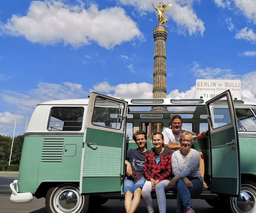 Berlin: Private Sightseeing Tour in Iconic Oldtimer VW Bus