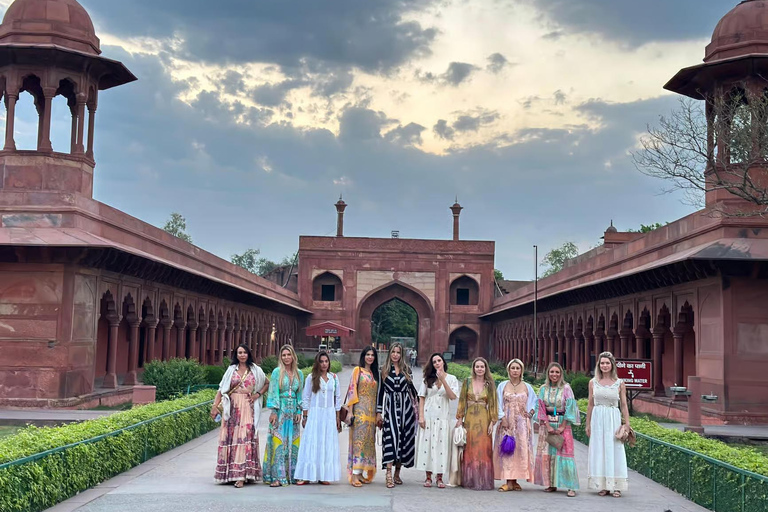 Taj Mahal Sunrise Skip-the-Line Express Entry Ticket & Guide Agra: Taj Mahal Tour with Private Guide Only