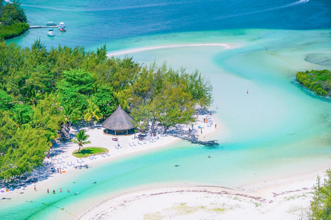 Maurice : Croisière en catamaran vers l'île aux Cerfs avec déjeuner barbecueCircuit à partir du lieu de rendez-vous