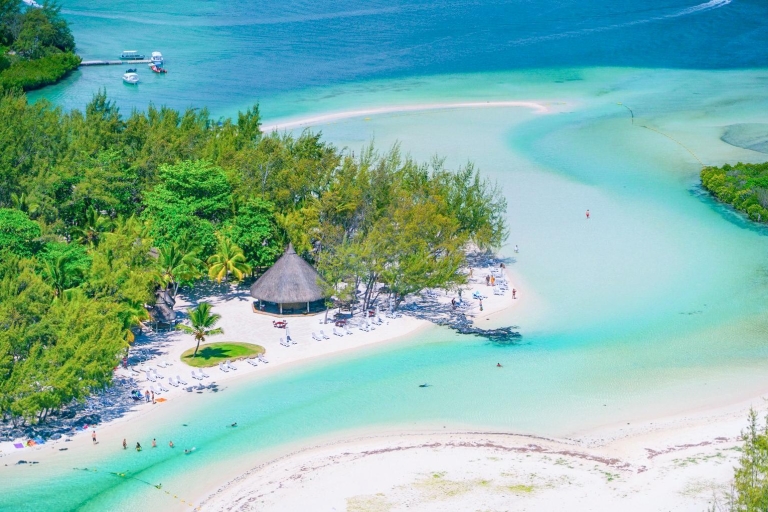 Mauritius: Rejs katamaranem na Ile Aux Cerfs z lunchem BBQWycieczka z odbiorem i transportem powrotnym do hotelu