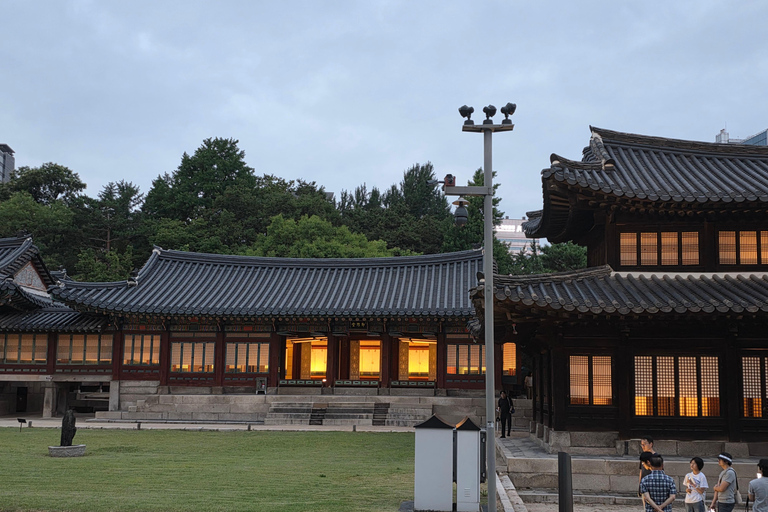 Seoul: Deoksugung Palace Night Tour with Guide