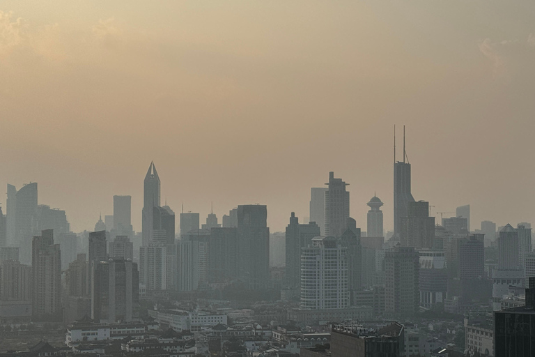 Shanghai Sunset Walk: Historic Bund to Cyberpunk Skyline Private VIP Tour (English & French)