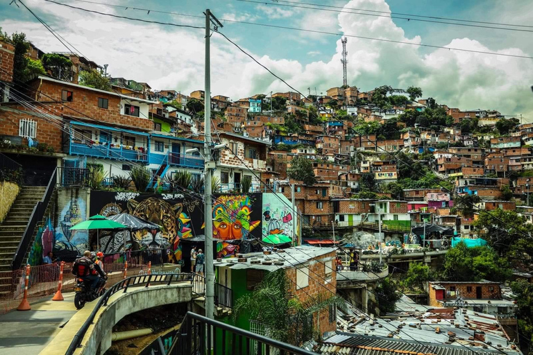 Medellin: Comuna 13 Graffititour mit Snacks inklusive