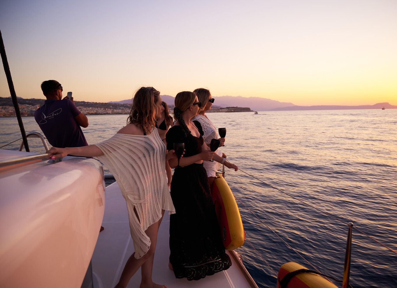 Rethymno: Katamaransejltur ved solnedgang – sushi og fri bar