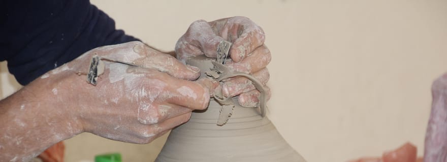 Atelier de poterie et de mosaïque à Fès, animé par des artisans locaux