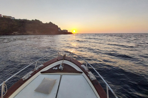 Procida : Excursion en bateau privé avec vue sur la mer et plongée en apnéeProcida Vue sur la mer