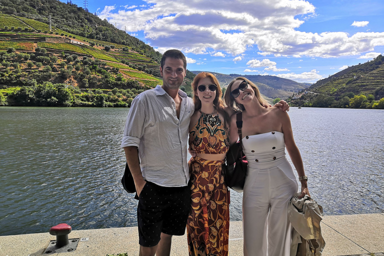 Porto: Private Tour durch das Douro-Tal mit Portweinverkostung und Mittagessen