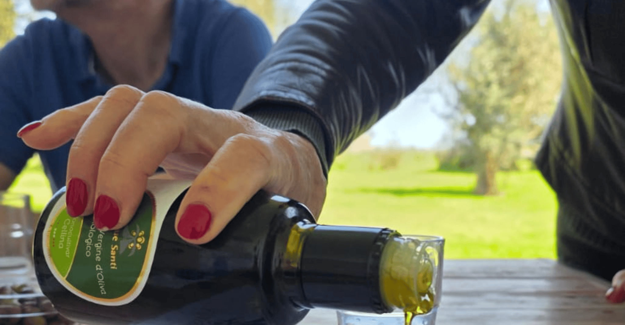 Lecce: tour in e-bike, laboratorio artigianale e degustazione di olio d'oliva