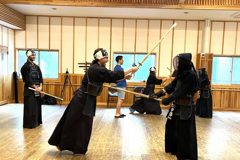 Tokyo: Japanese Kendo Experience with High-Ranked Instructor Let's experience kendo, a traditional Japanese martial art!