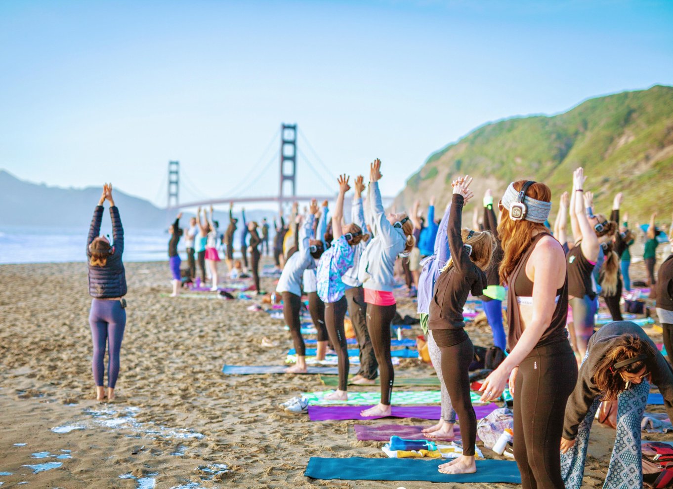 San Francisco: Silent Disco Yoga på Baker Beach