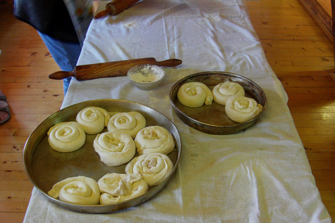 Cours de cuisine traditionnelle bosniaque à MostarCours de maître sur les bureks : Rouler, remplir, cuire