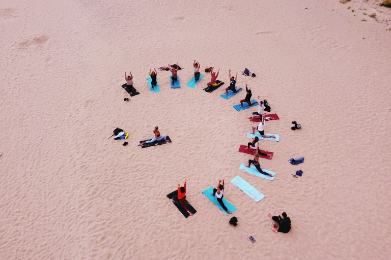 Yoga vid solnedgången på Lagos vackra strand av el Sol Lifestyle